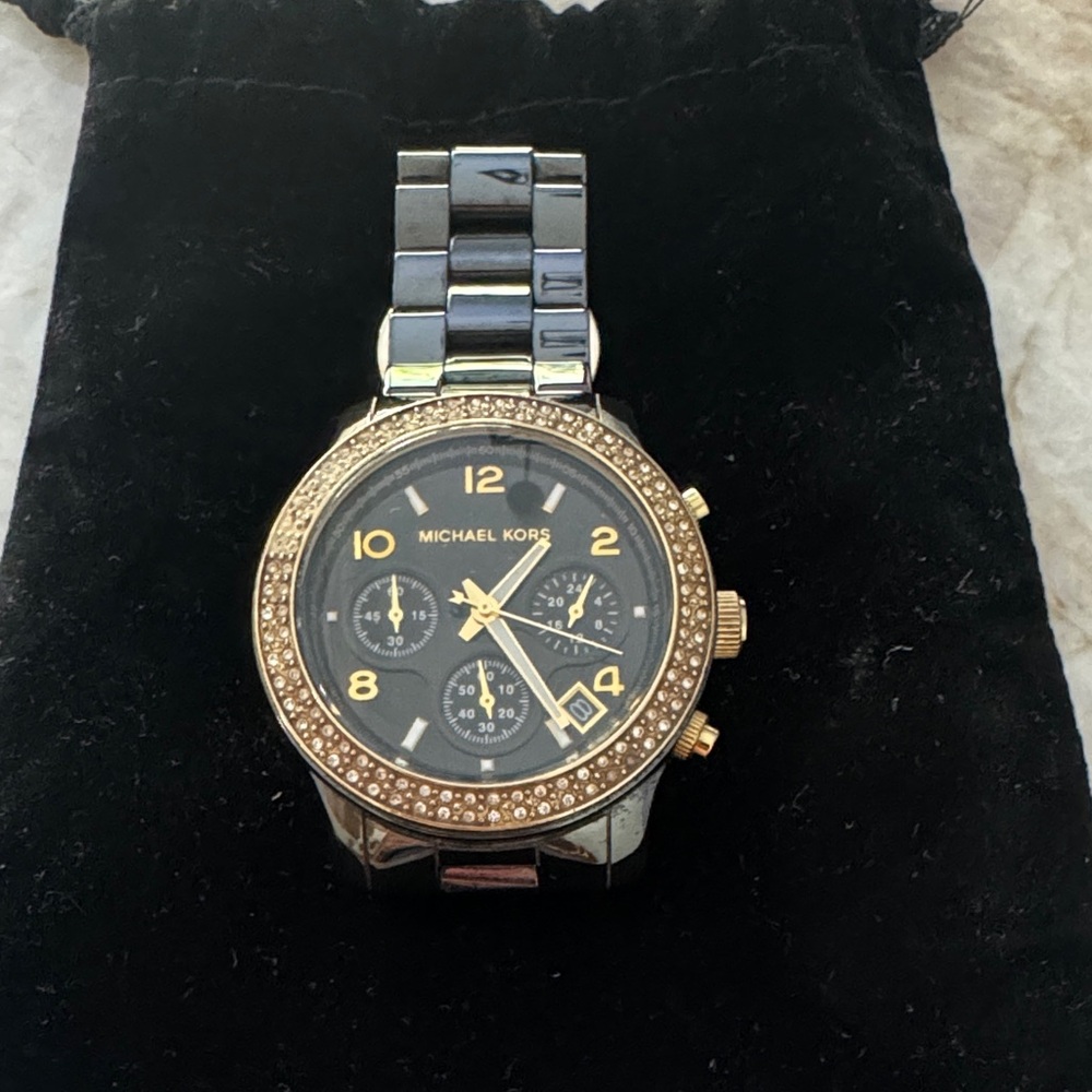 Michael Kors Black and Gold Chronograph Watch
Ceramic watch with the extra links